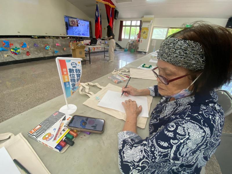 學員按手機圖案繪圖