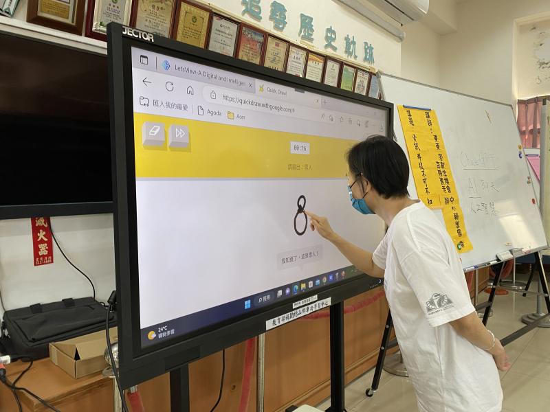 即時繪圖互動，由電腦出題，學員畫出心中的圖像，激發學員的創作力。