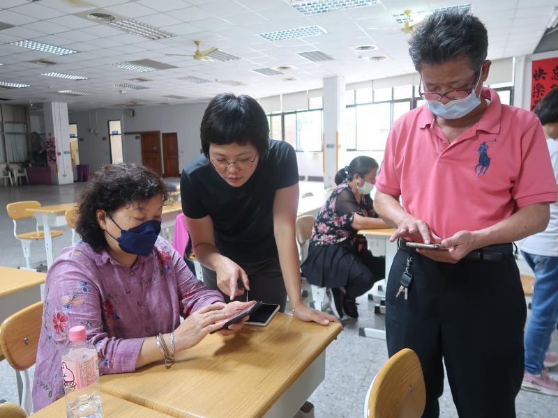 惠苹老師，下課時間仍協助檢視學員手機相機功能