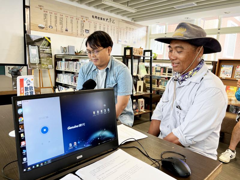 Podcast錄製體驗，由部落導覽員李大哥與鄉公所職員一同錄製節目。