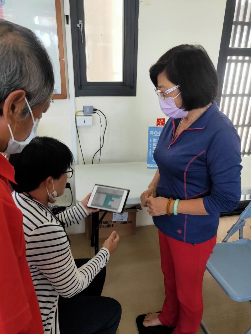 講師為學員量測數位健康設備，