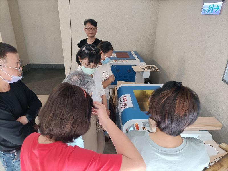 學員參觀數位教學設備的運作