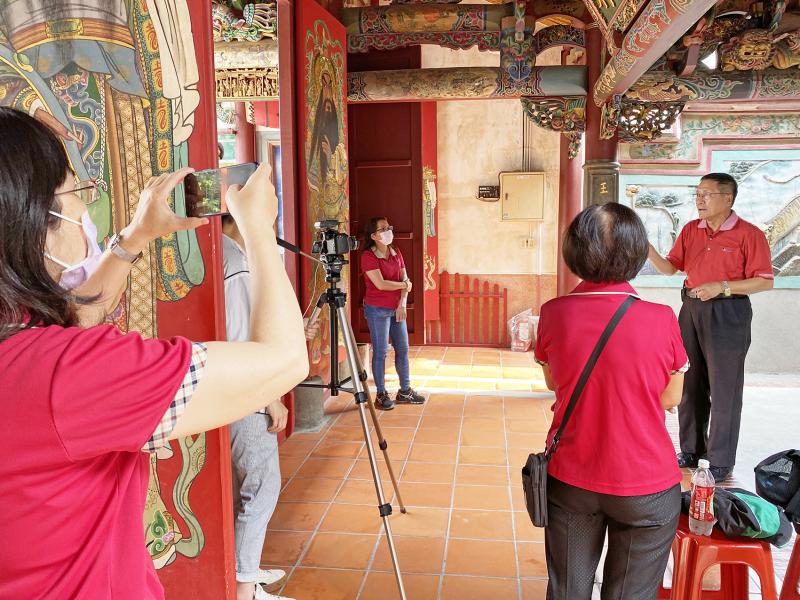 老師帶著學員們一起探索三山國王廟的文化故事