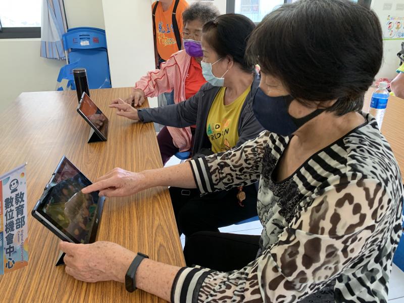 課程中穿插數位小遊戲並引導學員觀看數位學習中心關於長照2.0以及預防失智的相關影片。