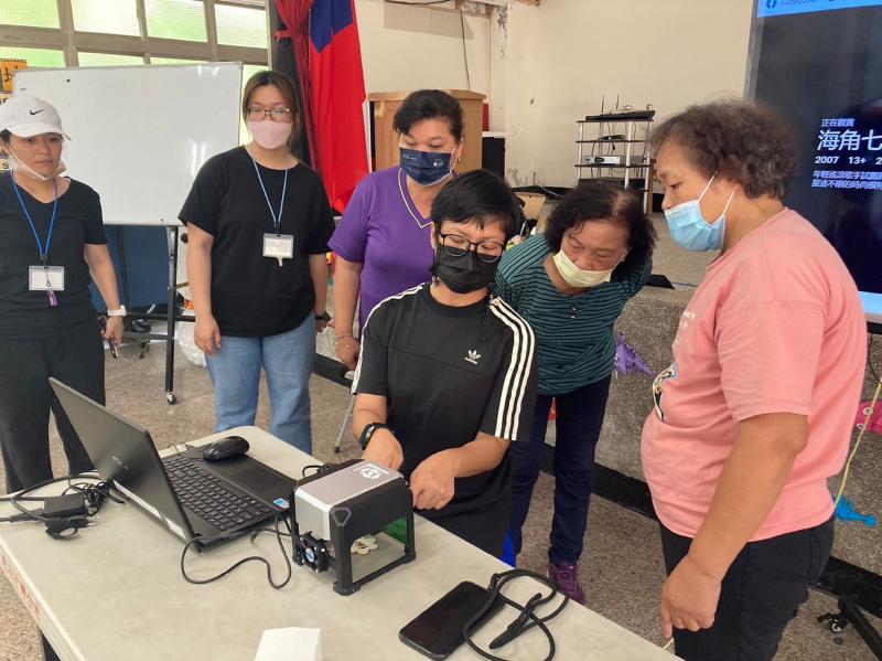 學員觀看雷雕運作