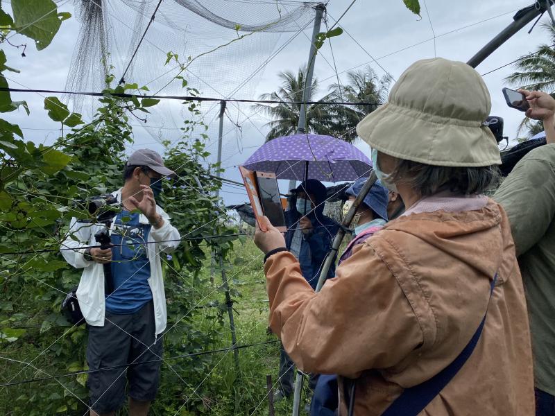 講師和學員一同走出戶外，做實地拍攝講說，果園場地狹小學員們一樣認真學習。