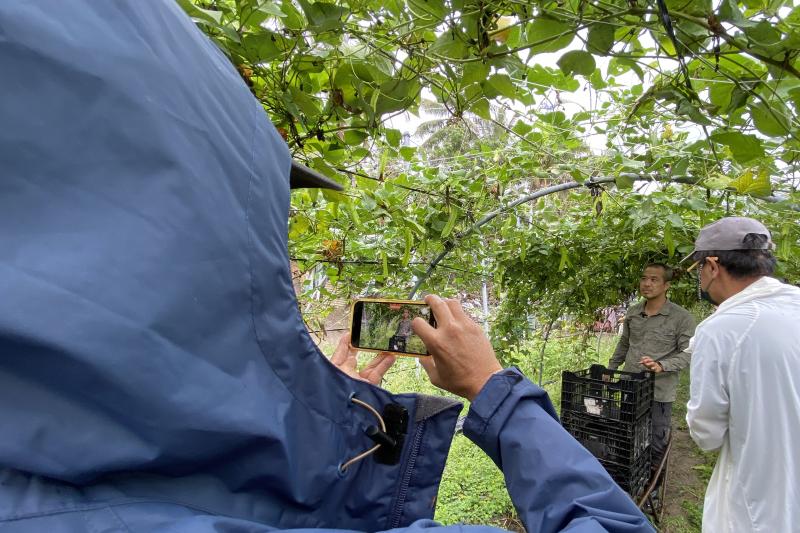 天空不佳的情況下，學員依舊認真，一次又一次地取景拍攝，已備後製剪輯素材之用。