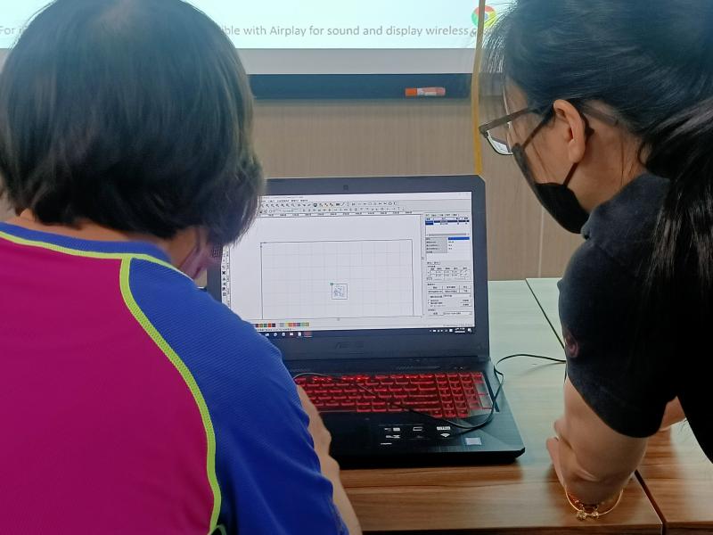 學員認真的學習繪圖技巧