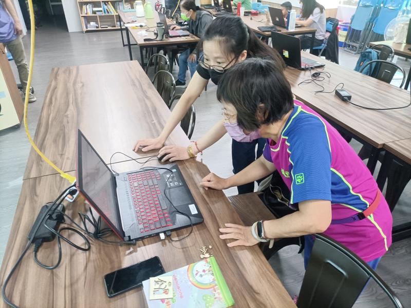 學員認真的學習繪圖