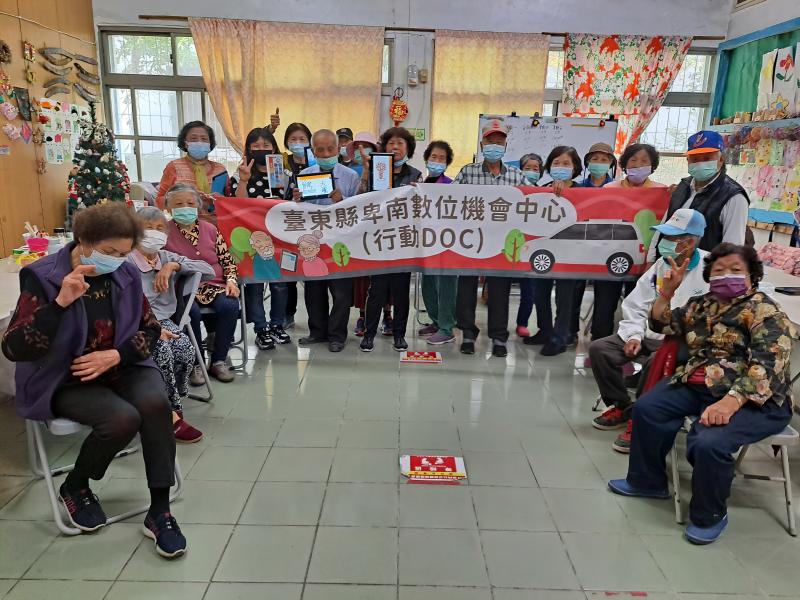 卑南DOC資訊課程後大合照作紀念，順展示學員作品成果