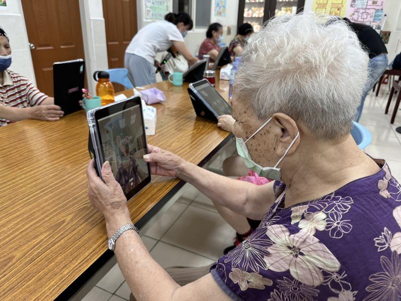 92歲奶奶認真學習如何用APP拍攝與設計自己喜歡的美圖