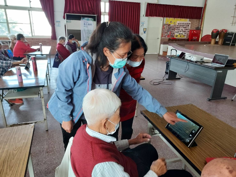 講師兼在地青農劉惠敏教老學員如何利用平板自拍