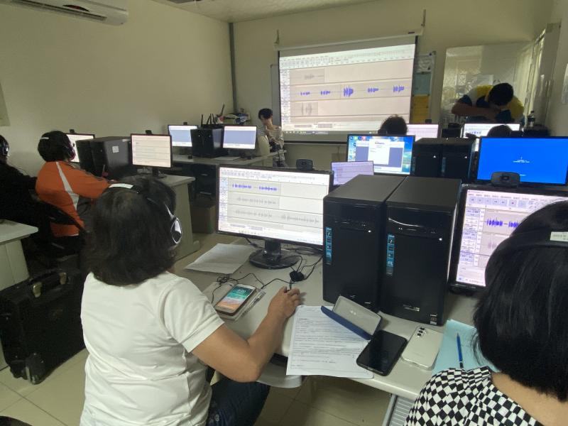 學員們在電腦前操作聲音剪輯軟體