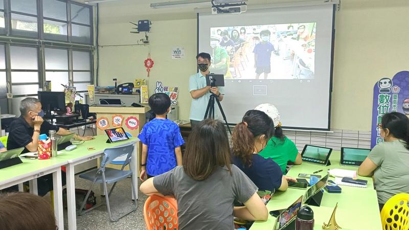 陳文凱老師於課程中講解如何將照片變成動畫影片