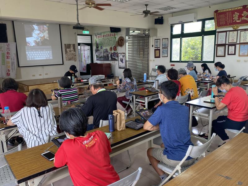 講師對著教室內的學員們講解如何用平板剪輯360影片