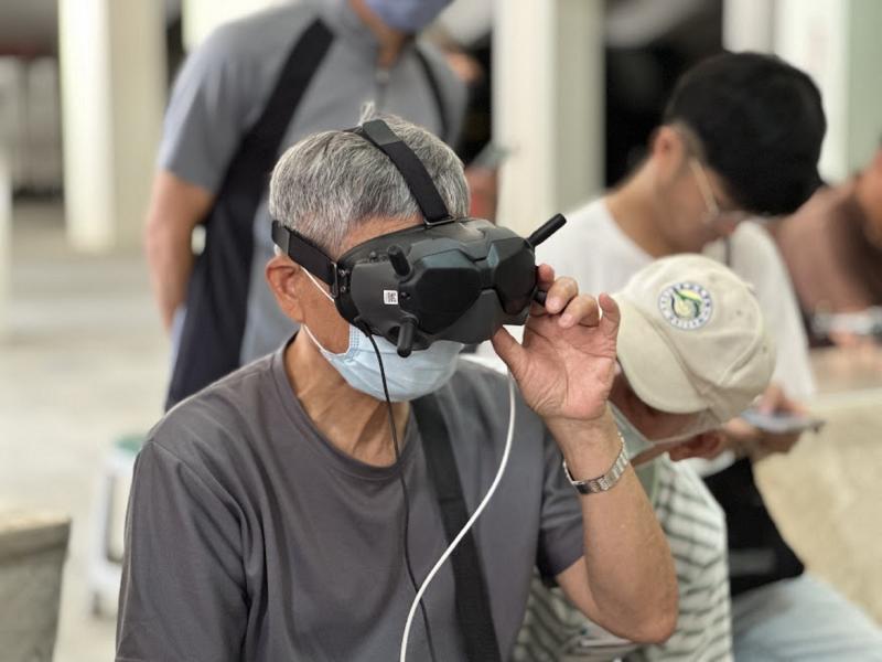 學員試戴VR眼鏡觀看空拍機