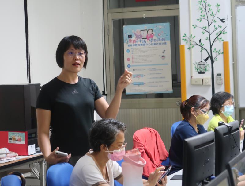 林惠苹老師向學員介紹園藝數位美學應用的課程內容，以及教學目標讓學員能夠應用園藝數位美學提升生活品質。