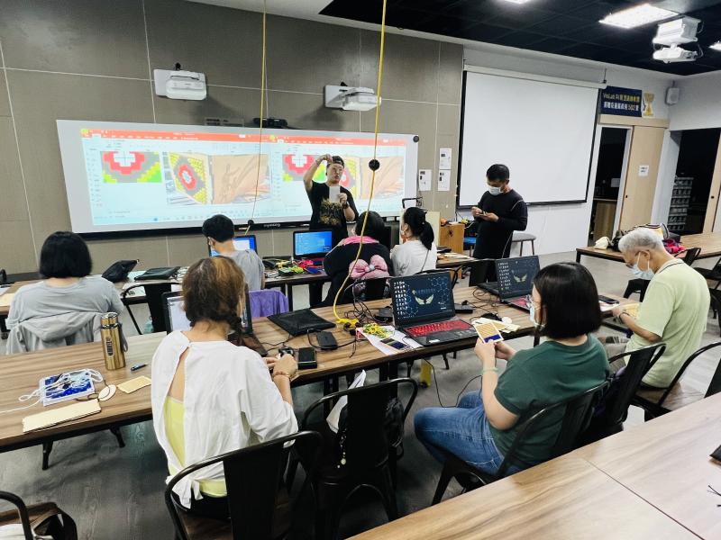 講師講解課程上課內容與Pixel studio軟體設計應用技巧 ，學員完成自己設計的圖來認真刺繡開心的編織課程。