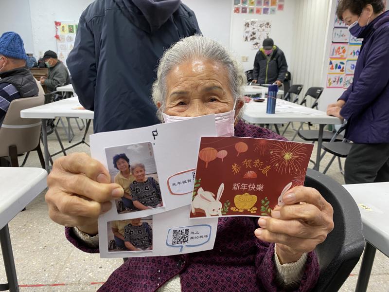91歲的阿嬤用與女兒合照的照片作為賀卡的素材，只要掃描QR-Code就可以看到阿嬤的祝福影片。