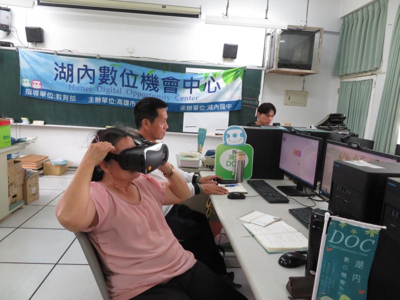 學員們開心體驗VR虛擬實境眼鏡
