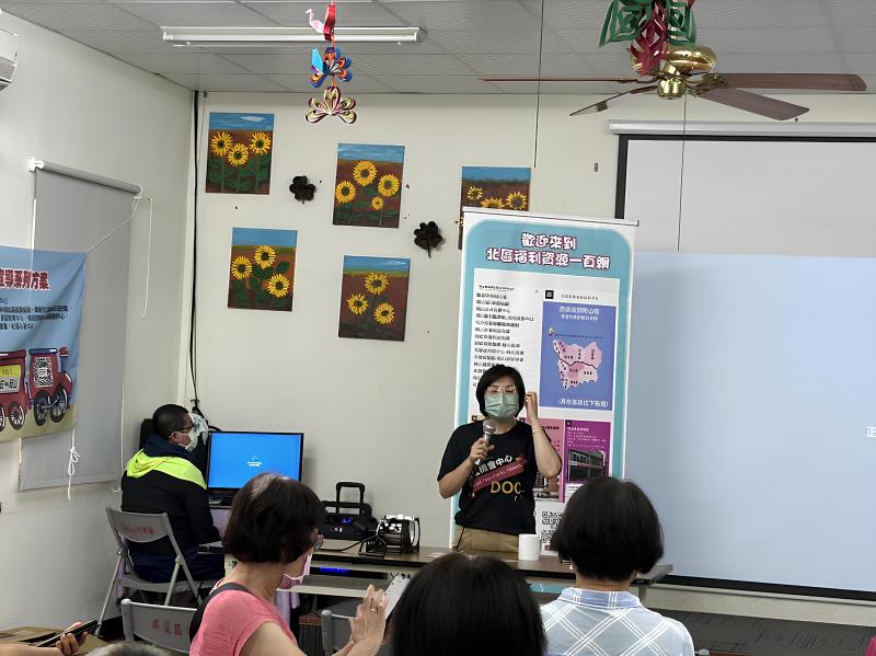 老師在課程中教社區的長輩 下載Snapseed修圖APP，  如何把手機中拍攝的照片利用修圖工具特效濾鏡和照片的瑕疵修復
