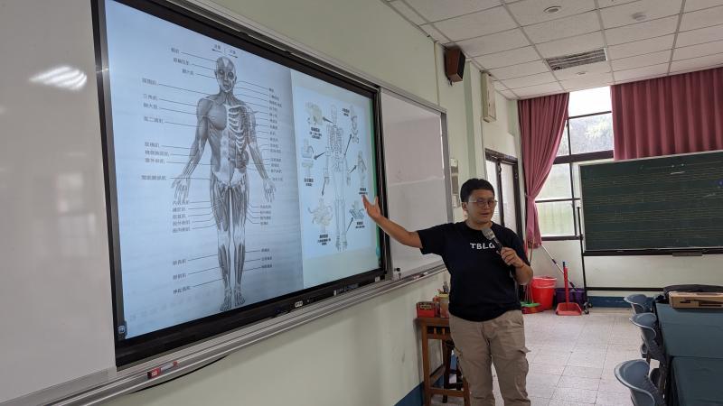 簡老師介紹人體解剖構造