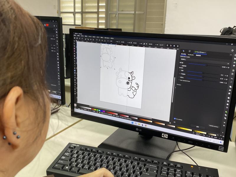 學員用inkscape繪圖軟體，繪製鐳雕圖