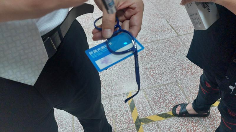 講師帶領學員以感應卡片做藍光測試，高科技防藍光鏡片可以完全過濾藍光