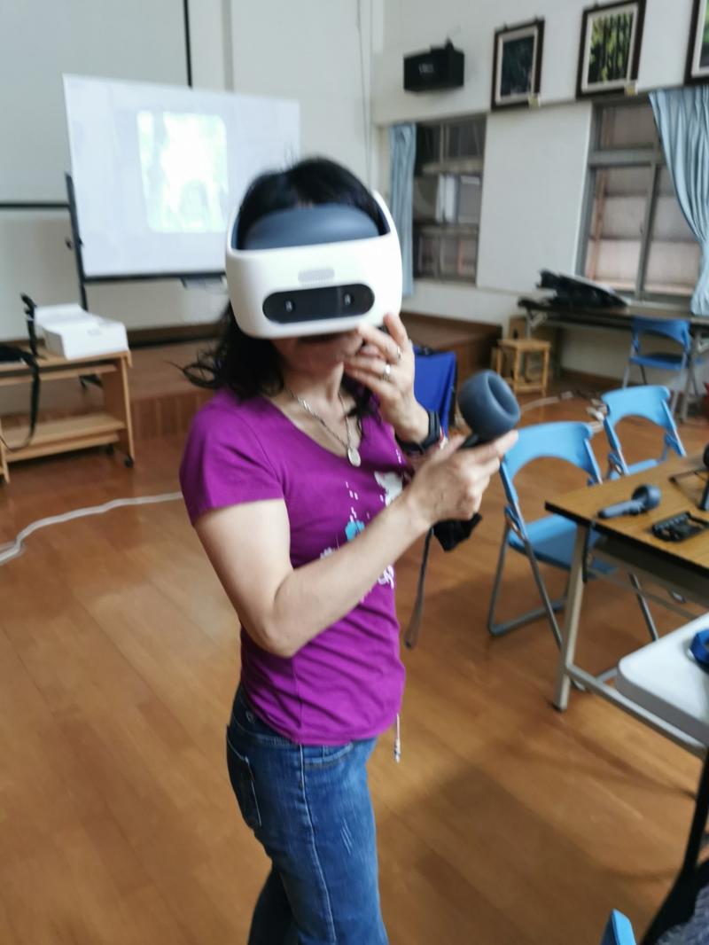 導覽結束後回到室內，讓學員練習編輯360照片輸出，並上傳平台，且利用VR裝置觀看剛剛所拍攝的照片