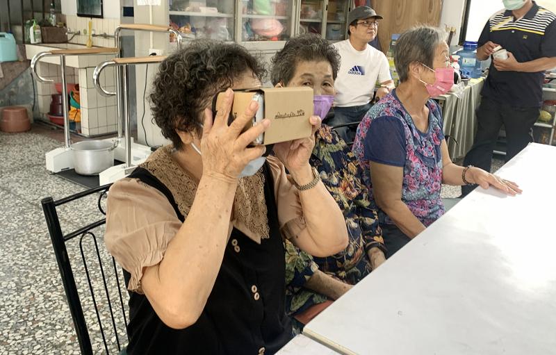 長輩們透過VR眼鏡觀看受天宮360影片，看見受天宮如同浮現在眼前一般真實