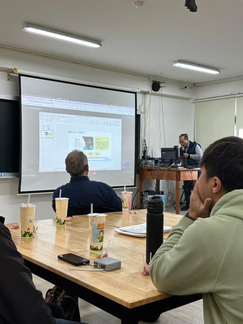 現場上課部分，米菲多媒體團隊的講師示範MAKAR（AR技術平台）功能