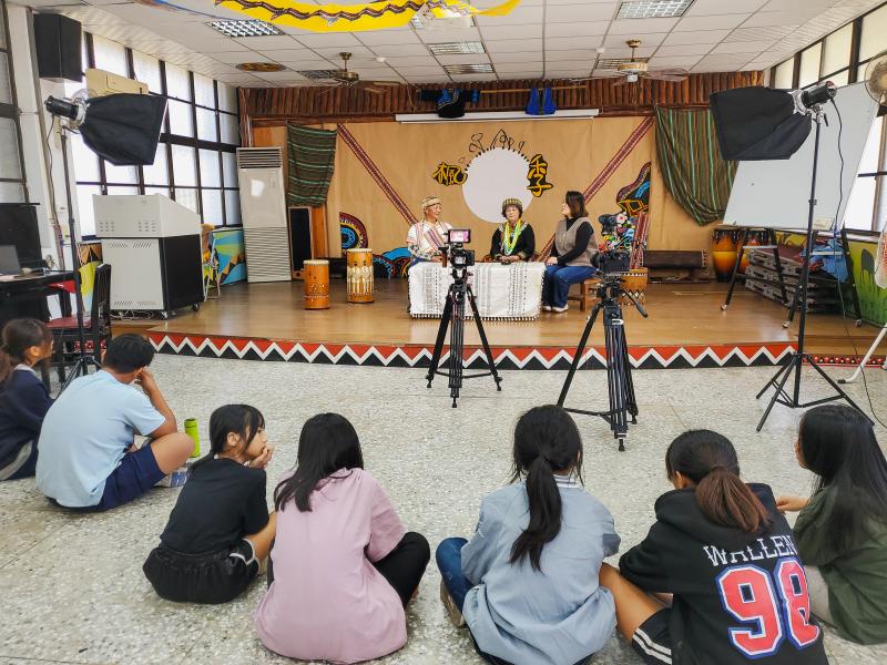 學生們參加錄影有特別的體驗，聽長輩唱歌說故事。