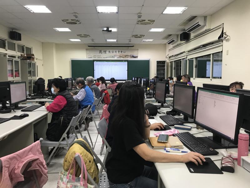 電腦課程滿滿的學員