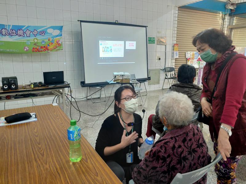 讓長輩說出如何判斷正確資訊及假資訊