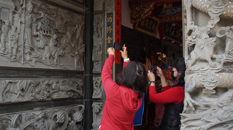 廟宇外的石雕是很獨特的民俗文化，學員們將此工藝透過手機拍攝記錄下來。