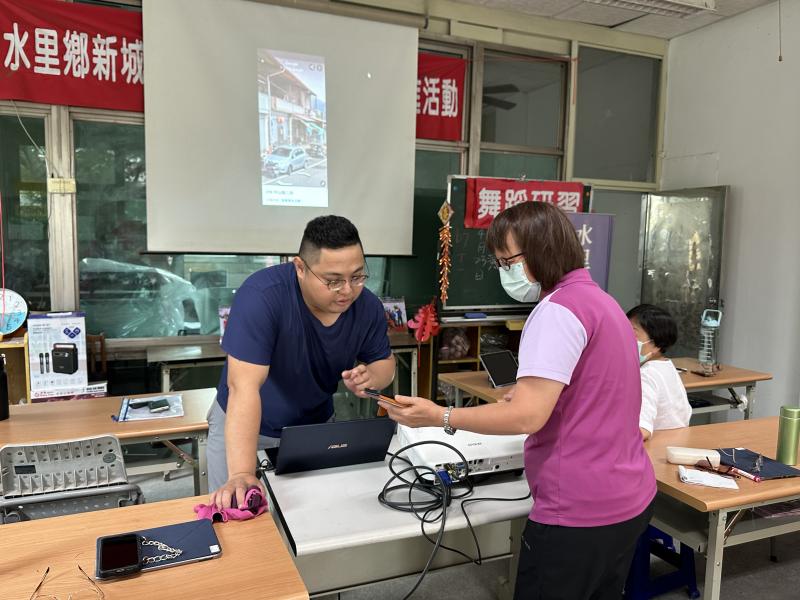 老師指導學員地圖拉至上海如何回原來地圖畫面.