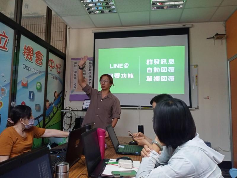 指導老師胡庭瑞講到line@的直接好處是有自動 回覆及群組不吵架!