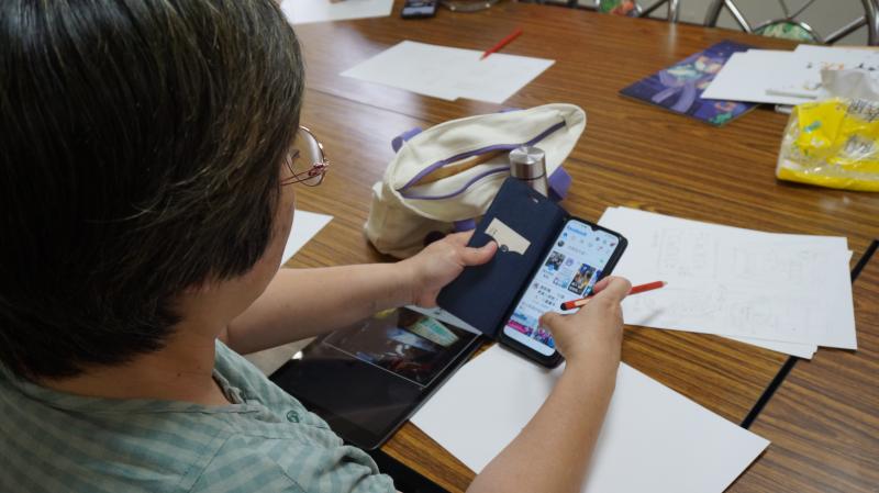 善用數位工具（手機與平板）來輔助繪畫過程，有參考物件後學員們都更能快速畫出商家特色。