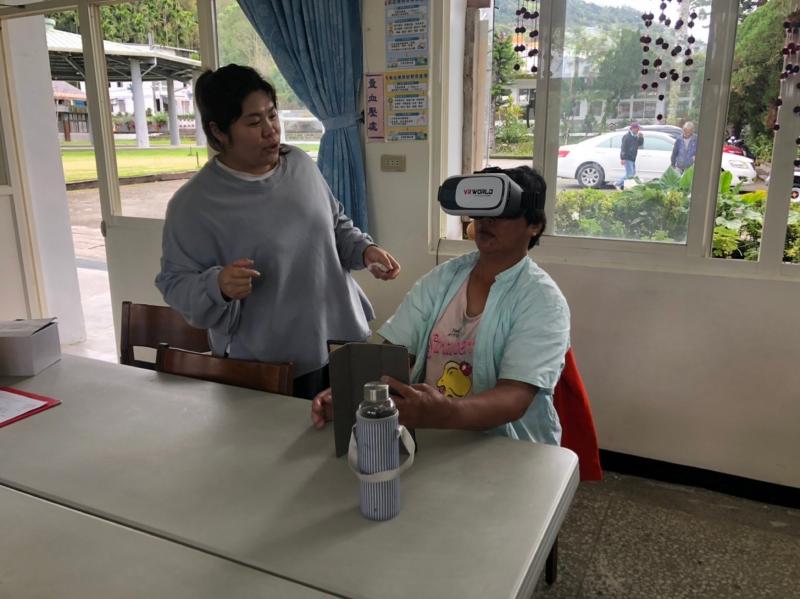 講師協助學員體驗VR設備