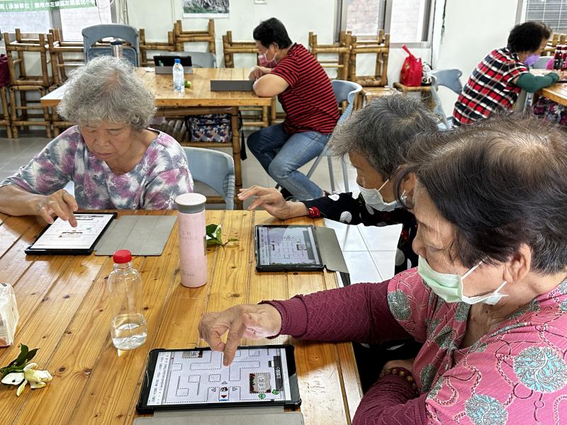 認真玩著老師設計的闖關遊戲