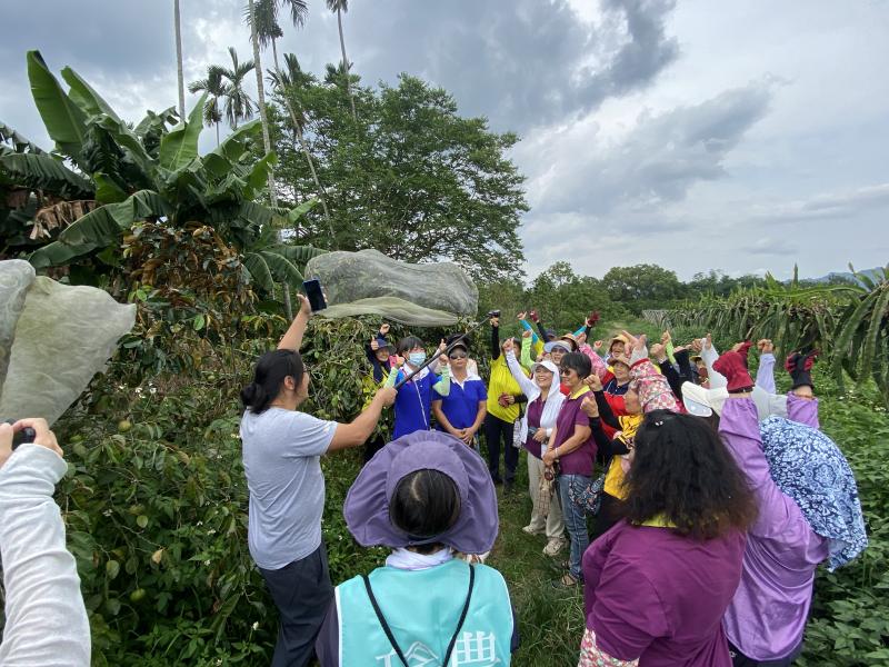 全體學員到小農的園區進行戶外的實際360攝影，講師在說明拍攝技巧