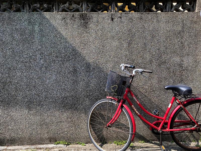 巷道石牆旁的腳踏車