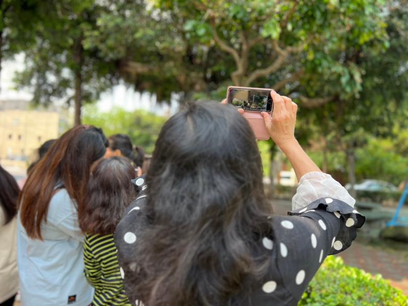 學員學習拍攝方法後於頂庄公園練習拍攝影片