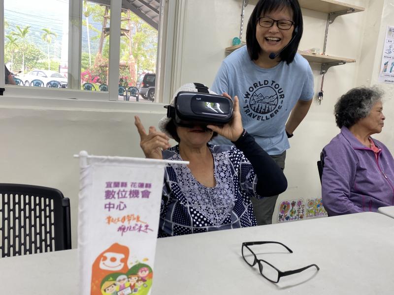 講師替長者服務帶上VR眼鏡，並進行體驗！