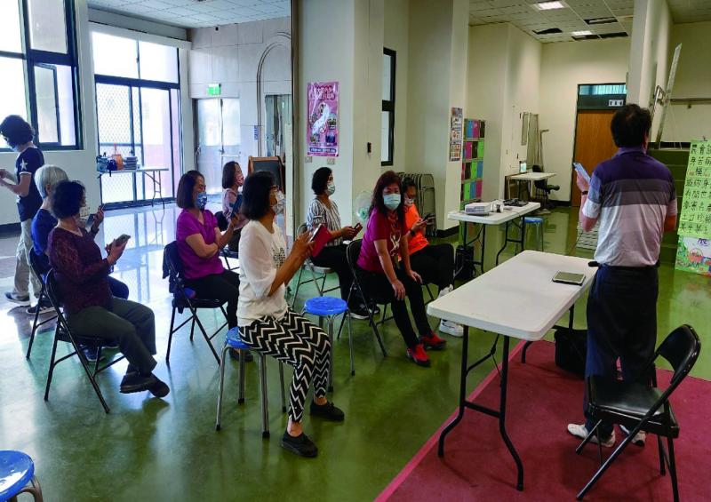 學員使用手機上課操作學習畫面