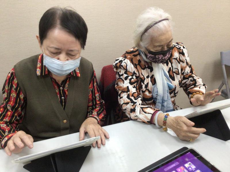 據點長者認真上課學習畫面