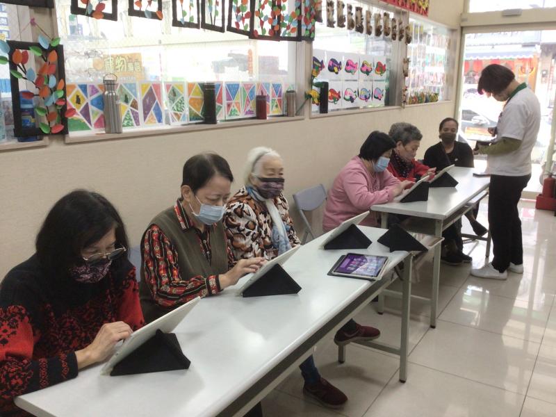 據點工作人員與外籍家庭照顧員陪同據點長者上課學習狀況