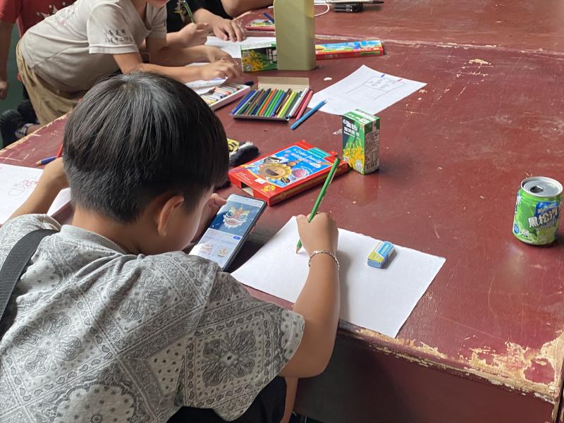 孩子們發揮創意繪出繪本故事。