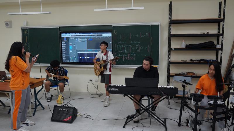 學生們透過電子琴、電子吉他、電子鼓創作樂曲。