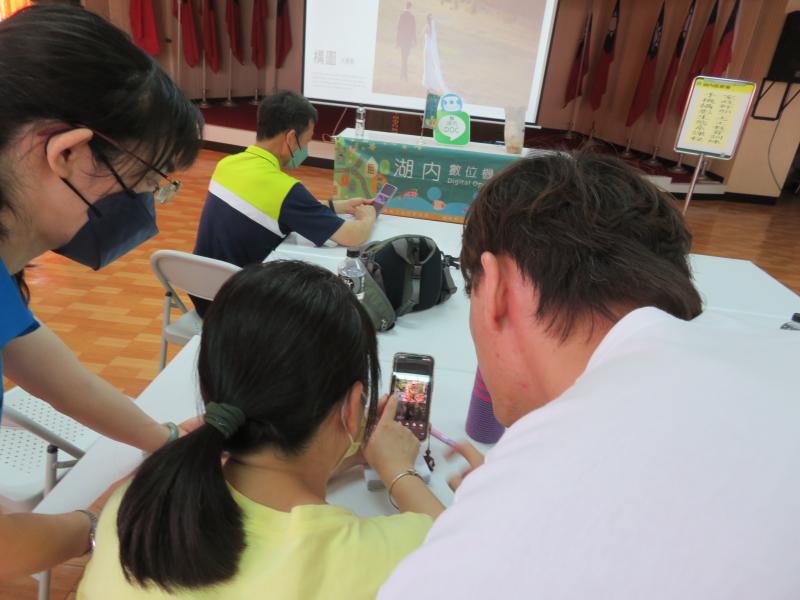 學員們動手操作練習拍攝